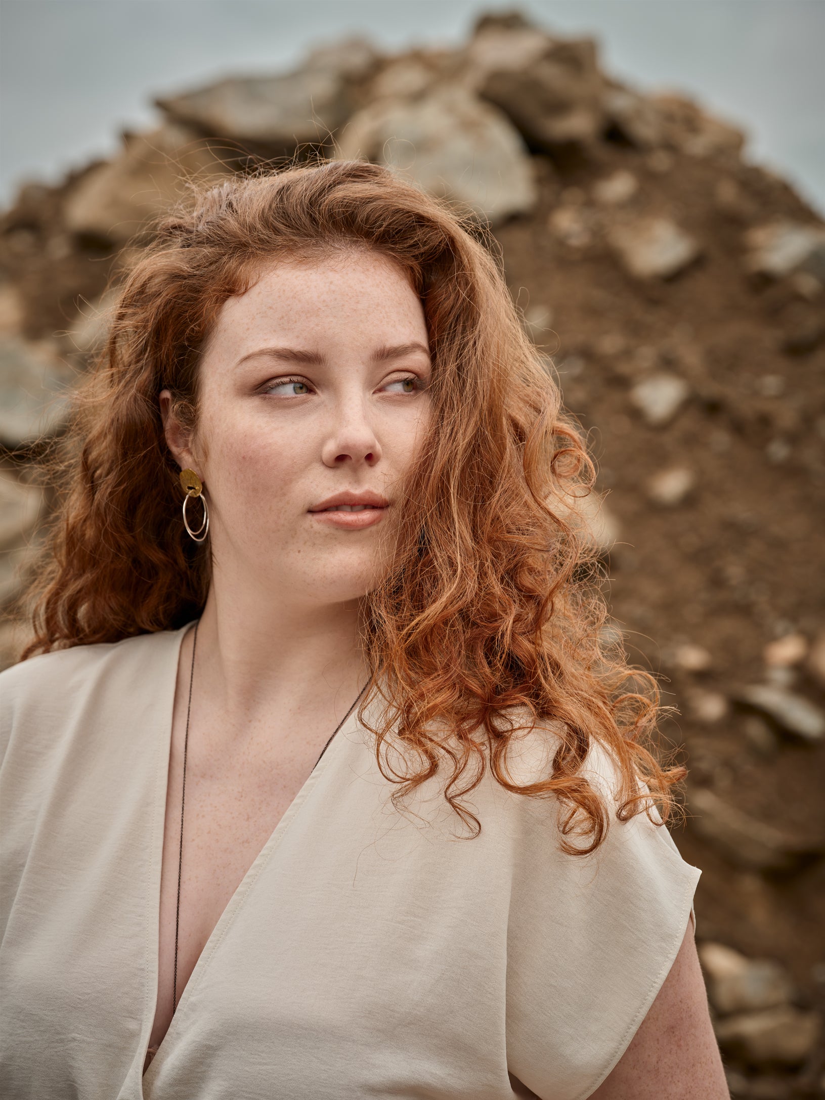 Femme portant un collier et des boucles d'oreilles en argent et en laiton